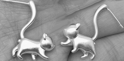 Lazy cat frosted ear studs